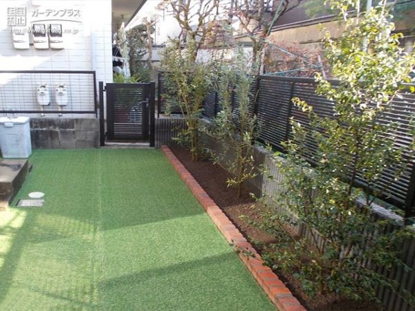 常緑樹と人工芝で一年中緑が楽しめるお庭リフォーム工事 No 花壇 菜園 芝生の施工例 外構工事のガーデンプラス