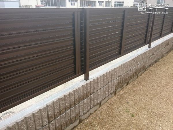 通行量に合わせて使い分けた境界フェンス設置工事 No 目隠しフェンスの施工例 外構工事のガーデンプラス