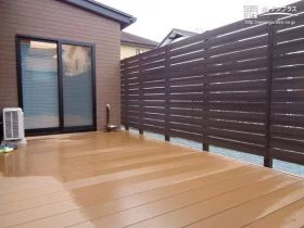 建物の入隅を利用したウッドデッキ