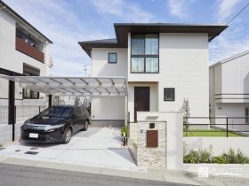 つづれ織りの石の陰影や緑の瑞々しさが彩りを添える新築外構一式工事