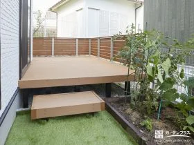 ステップが便利なウッドデッキ