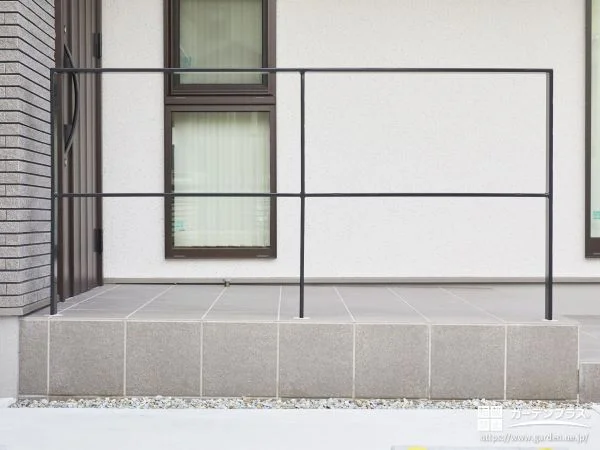 玄関前の手すり