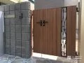 鋳物調デザインパネルを組み合わせた木目調門扉