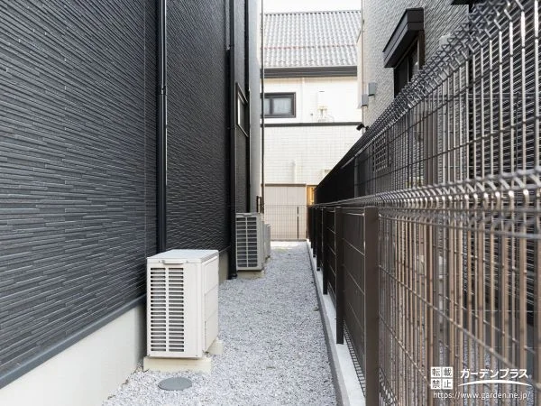 西側境界フェンスと土留め