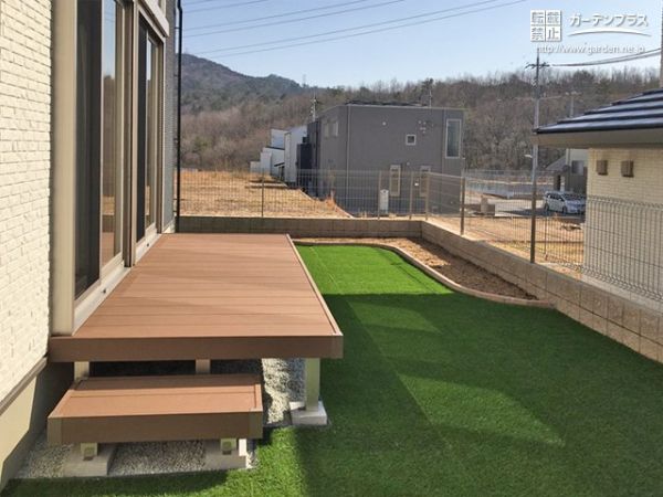 人工芝とウッドデッキで楽しむ明るいお庭リフォーム工事 No ウッドデッキの施工例 外構工事のガーデンプラス