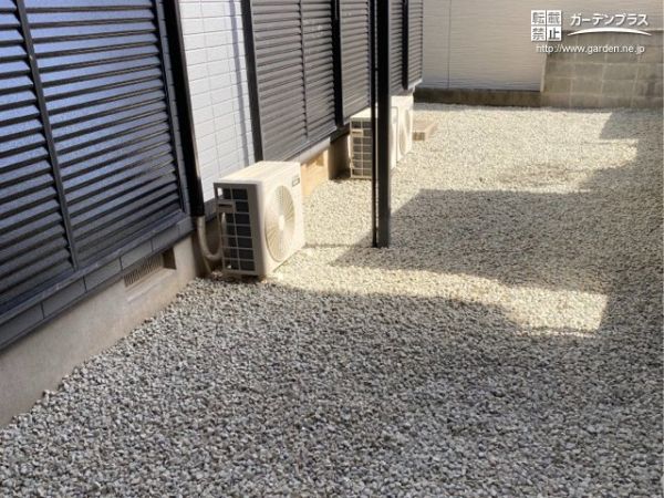 雑草や水たまりを抑制する防草シートと砂利敷設工事 No 雑草対策 防犯砂利の施工例 外構工事のガーデンプラス