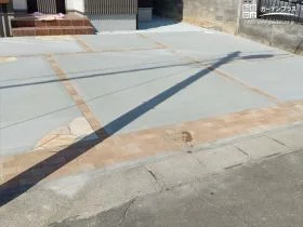 インターロッキングブロックで明るい彩りを加えた駐車スペース[施工後]