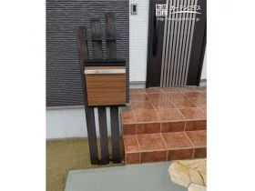 樹脂製枕木を並べた門柱[施工後]