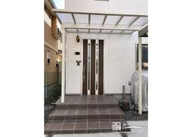 玄関前でも雨に濡れないようしっかり覆われた大きなテラス屋根[施工後]