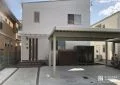 建物と一体感のある、玄関を延長するホワイトカラーのおしゃれなポーチ屋根設置工事