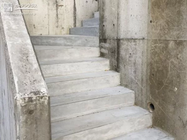 モルタルの階段