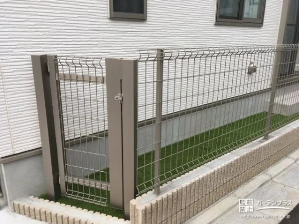 フェンスと統一感のある通用門を設置