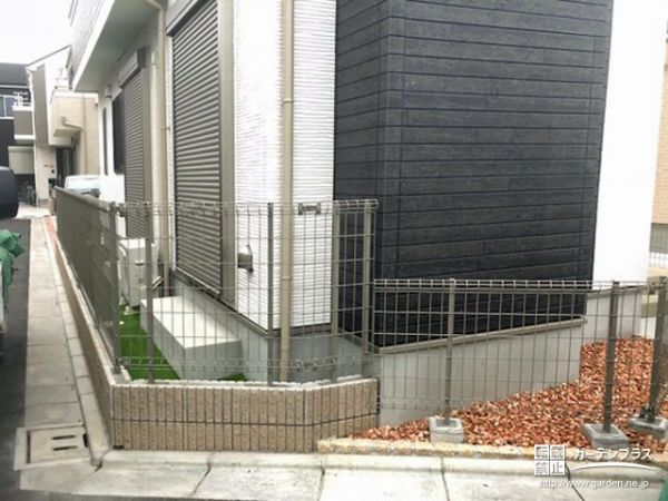 お子様の飛び出し事故を防ぐ外周フェンスと門扉の設置工事 No 外周フェンスの施工例 外構工事のガーデンプラス お子様の飛び出し事故を防ぐ外周フェンスと門扉の設置工事 No 外周フェンスの施工例 外構工事のガーデンプラス