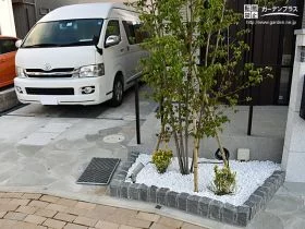 駐車スペースとシンボルツリーの植栽スペース[施工後]