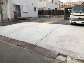 広い駐車スペースを舗装