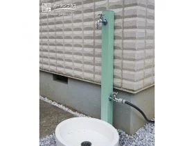 爽やかなミントグリーンの立水栓