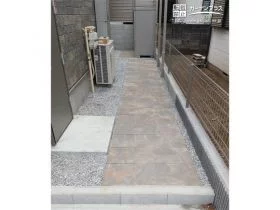 物置まで行き来しやすいインターロッキングの園路[施工後]
