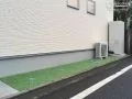 建物境界にも人工芝で彩りをプラス