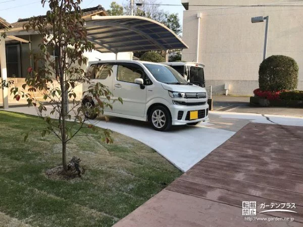 アーチ屋根が優しい雰囲気の駐車スペース