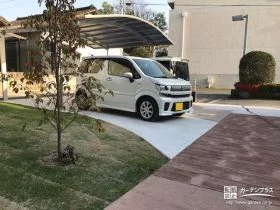 アーチ屋根が優しい雰囲気の駐車スペース