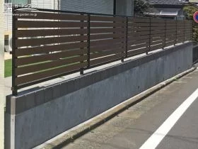 道路からの景観に配慮した木目調目隠しフェンス[施工後]