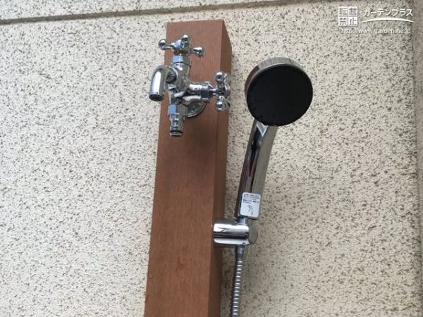手洗い用・ホース接続用・シャワーヘッドと三つの蛇口がある立水栓
