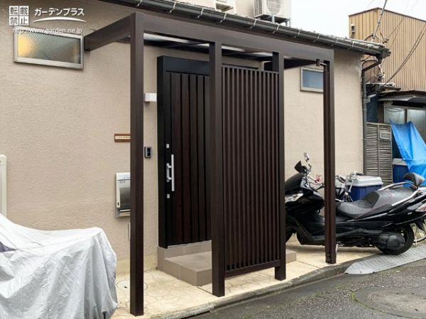 玄関まわりに格調高い和の趣を感じさせるテラス屋根設置工事 No 玄関アプローチの施工例 外構工事のガーデンプラス