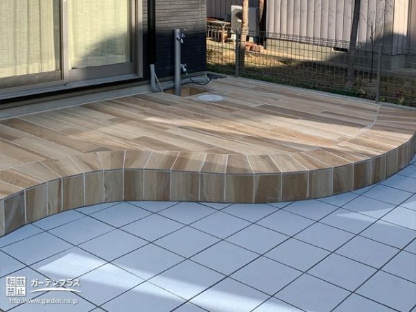 高級感のあるタイルデッキとタイルテラスのお庭リフォーム工事 No テラスまわりの施工例 外構工事のガーデンプラス