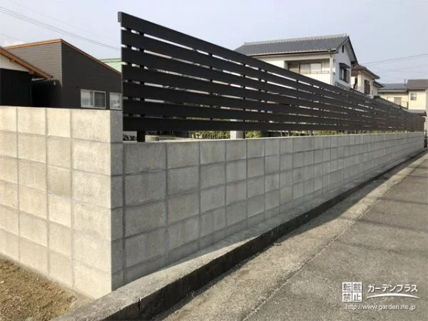 軽量なアルミフェンスで必要な高さに調整したブロック塀設置工事