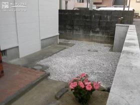 玄関脇も雑草対策をしてすっきりした状態に[施工後]