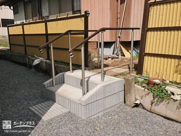 母屋と安全に行き来できる階段や手すり