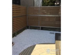 視線をカットする木目調目隠しフェンス[施工後]