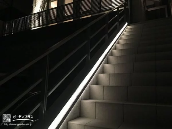 長いアプローチ階段を照らすライン状のライト