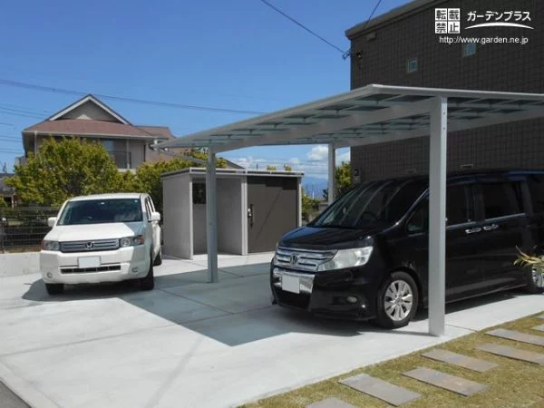すっきりとした駐車スペースと便利な物置