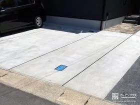 道路との緩やかな勾配にも配慮した駐車スペース[施工後]