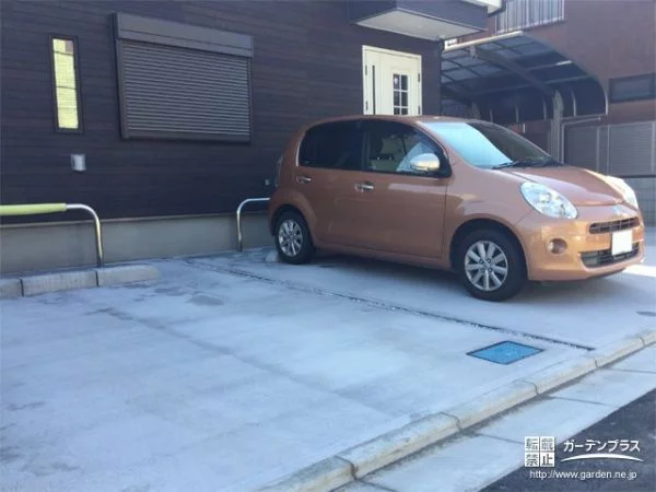 段差のある駐車スペースも車止めで安心