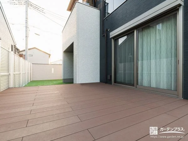 お庭の開放感を味わうウッドデッキ