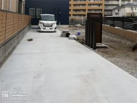 駐車スペースとしても使えるアプローチ[施工後]