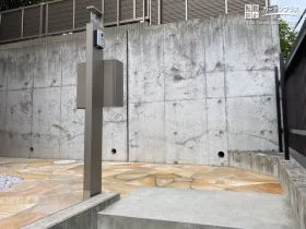 動線を邪魔しないスマートな機能門柱[施工後]