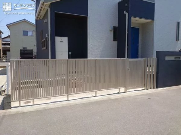 既存フェンスと合わせたデザインの門扉や新設フェンス