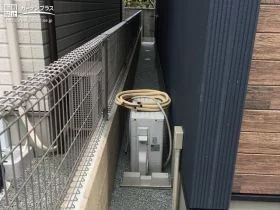 雑草対策をした犬走りと境界フェンス[施工後]