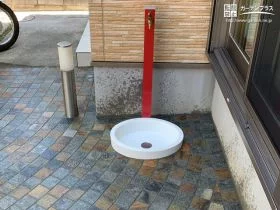 雨の日の色も楽しめるピンコロ石のテラス[施工後]