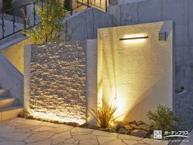 門柱の陰影が美しい夜の門まわり