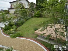 敷地の形状を活かして芝生で覆われた主庭[施工後]