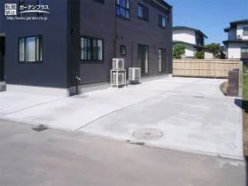 土間コンクリートでマルチに活躍する駐車スペースと主庭[施工後]