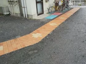 お住まいまで導く明るいレンガの道[施工後]