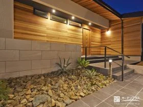 玄関まわりの夜景