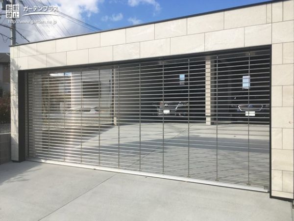 白いタイルが清潔感と高級感を生み出すシャッターガレージ設置工事 (No