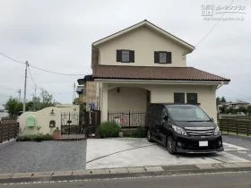 駐車スペースも曲線を使って可愛らしく[施工後]