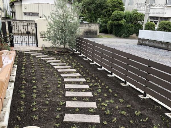 枕木の間を可愛らしい葉が埋めるナチュラルガーデン工事 No 138 駐車スペースの施工例 外構工事のガーデンプラス